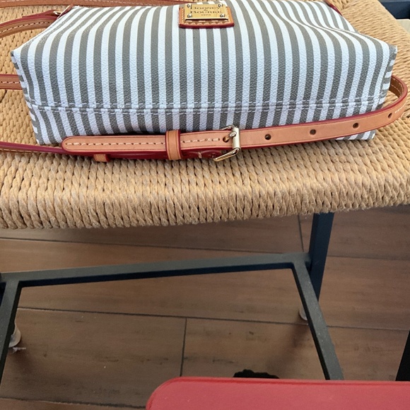 Grey and white stripe dooney and bourke crossbody bag - Picture 2 of 3